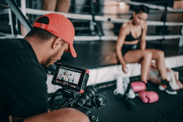 Comment une entreprise de fitness peut-elle utiliser les vidéos en direct pour engager sa communauté en ligne?